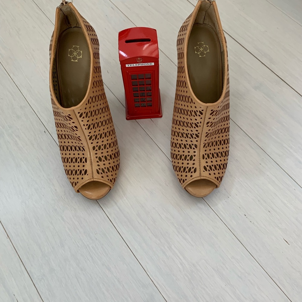 Ann Taylor tan open toe bootie size 8 1/2M. - Picture 2 of 4
